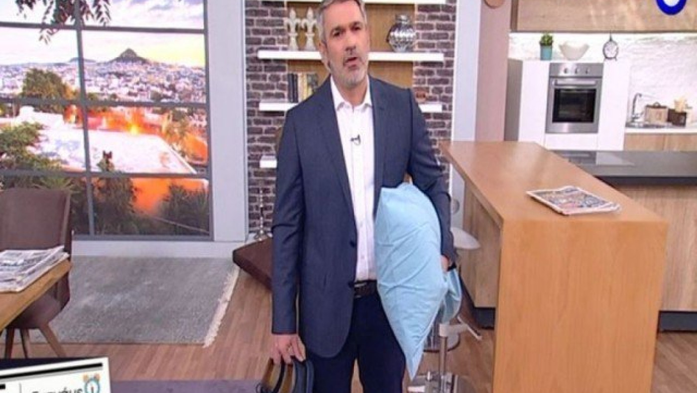 Ο Σπύρος Χαριτάτος βγήκε στην πρεμιέρα του με... παντόφλες! (ΒΙΝΤΕΟ)