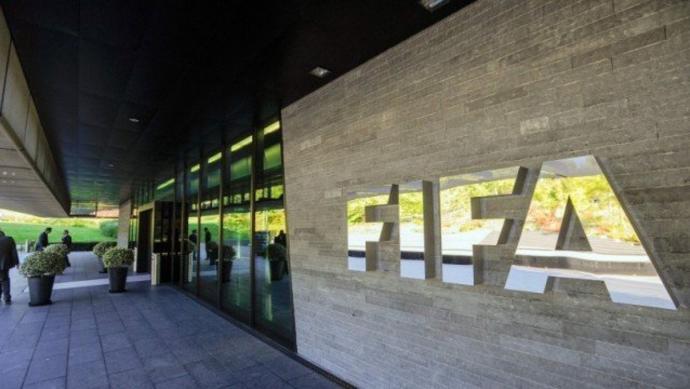 Απειλεί                               με Grexit η FIFA