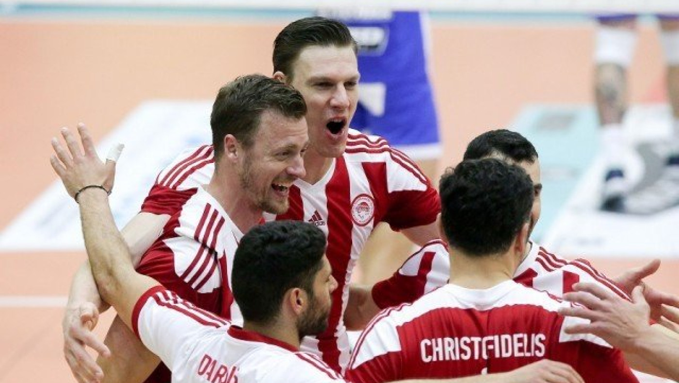 Σήκωσε το Λιγκ Καπ ο                     Ολυμπιακός