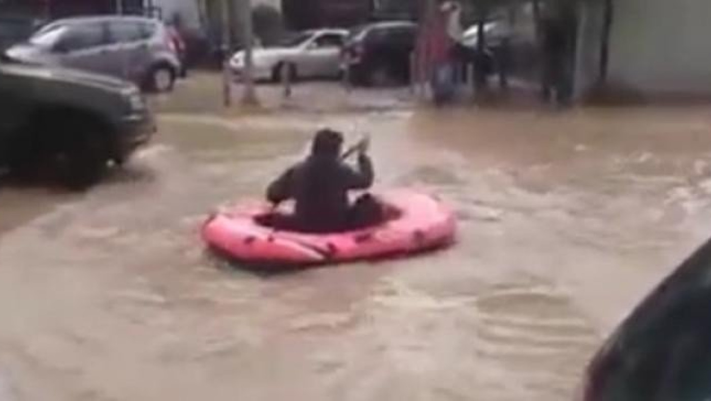 Ο Αθηναίος που έκανε... rafting στο Μπουρνάζι! (video)