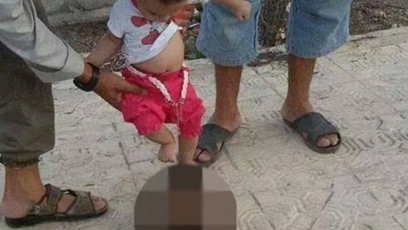 Μωρό παίζει μπάλα με κομμένο κεφάλι Σύρου στρατιώτη! (pic)