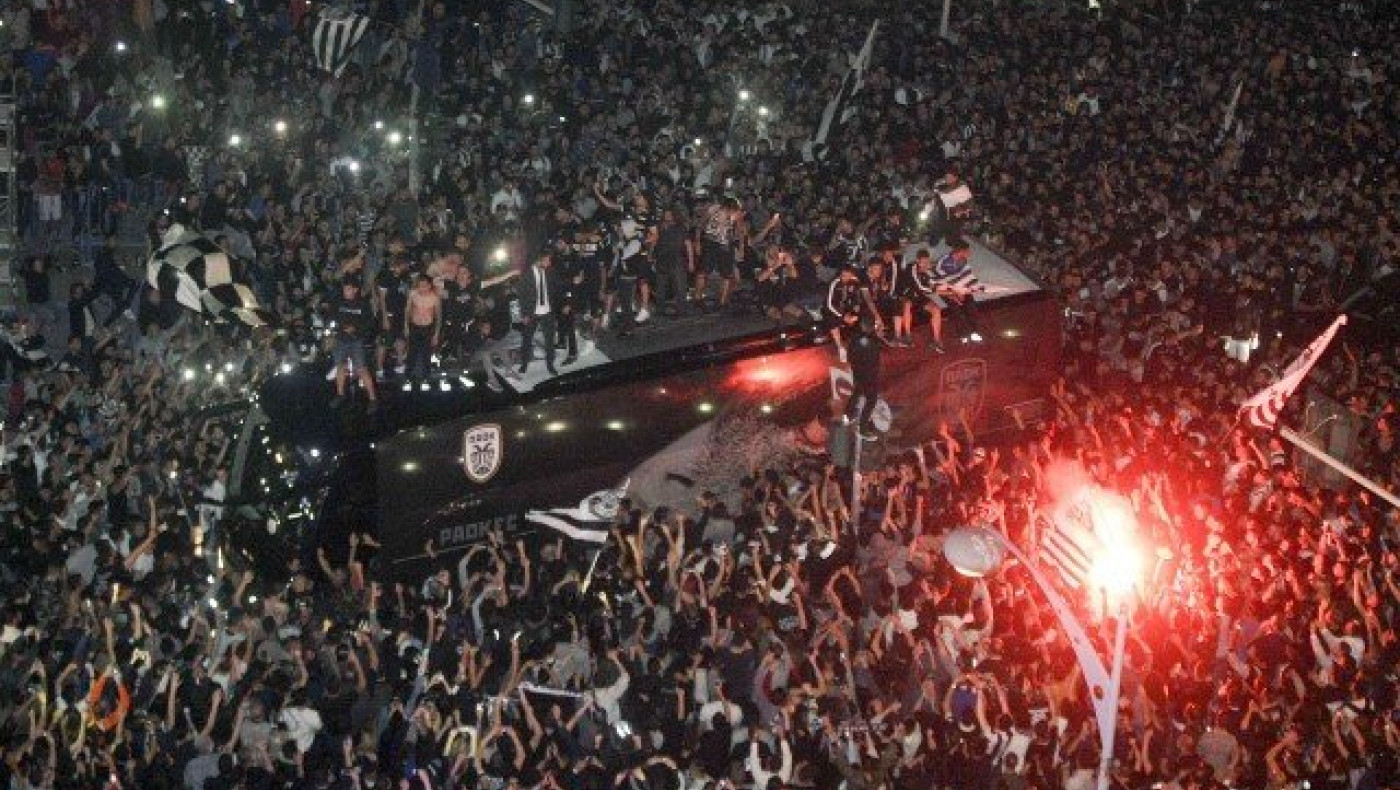 Το τρελό ασπρόμαυρο πάρτι στο          Λευκό Πύργο!