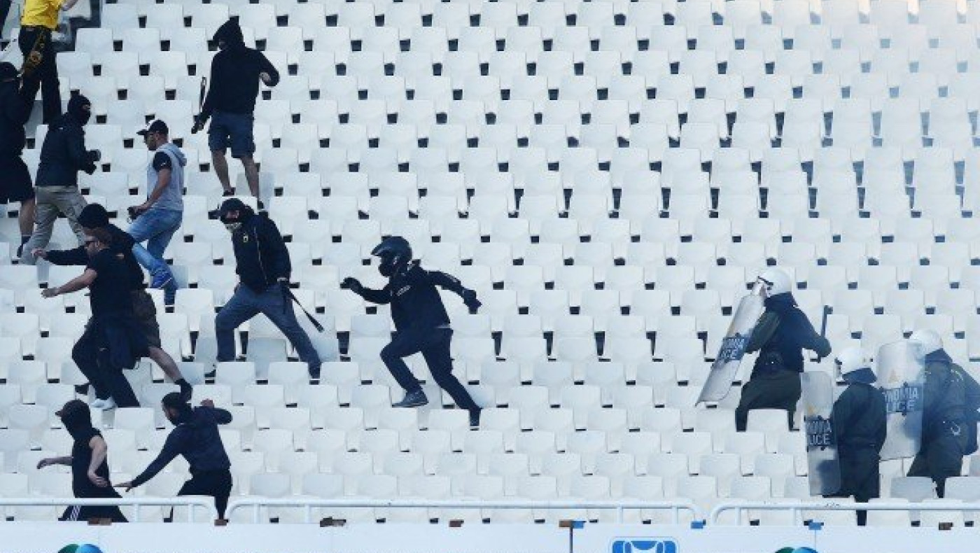 Μάχες σώμα με σώμα οπαδών της ΑΕΚ με την αστυνομία (VID)