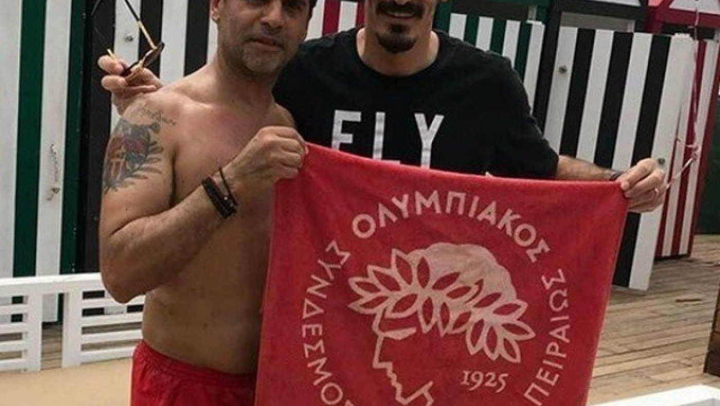 Ο Χριστοδουλόπουλος ποζάρει με πετσέτα του Ολυμπιακού! (ΦΩΤΟ)