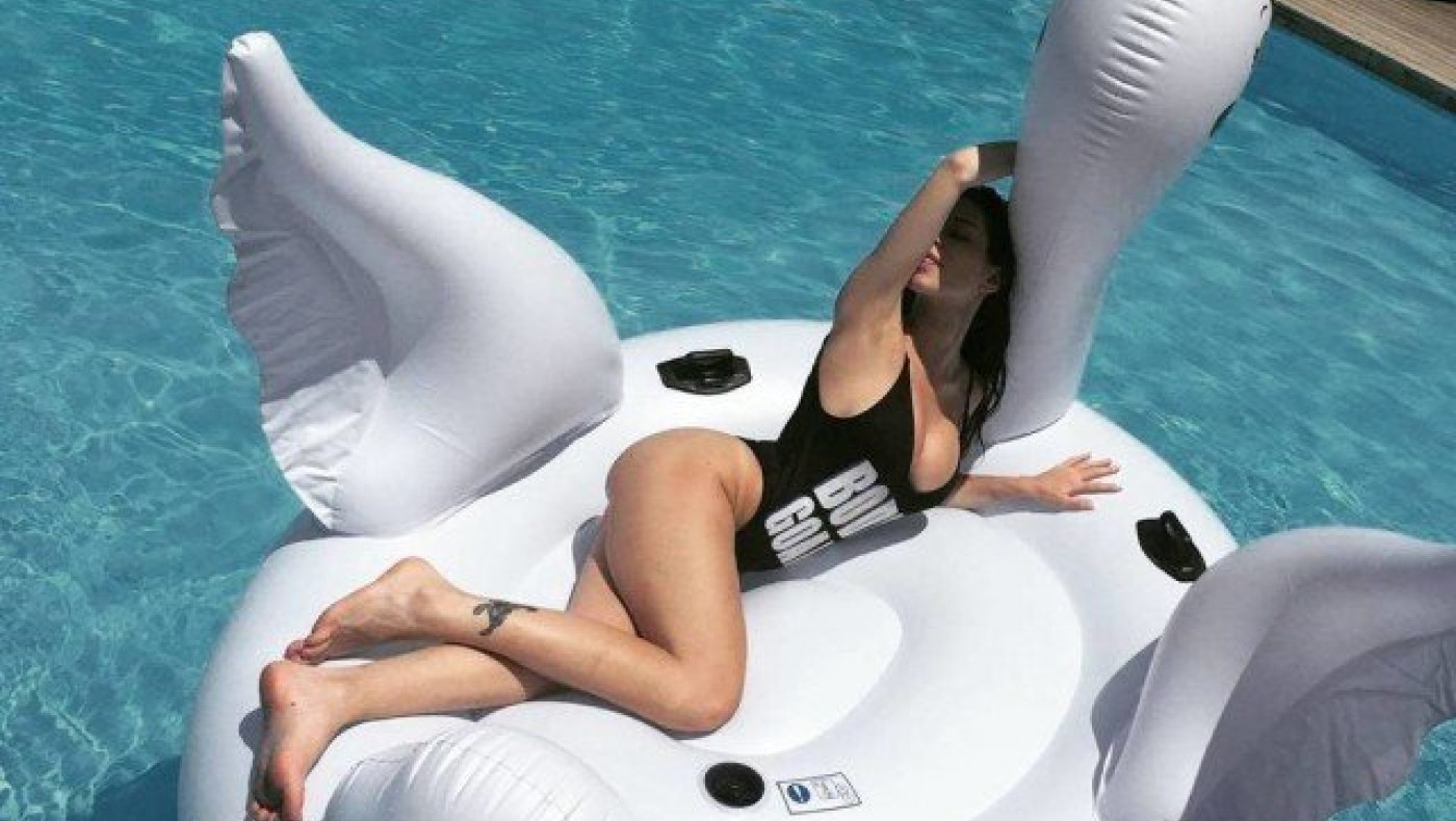 Ελληνίδα εστεμμένη προκαλεί καρδιακά!       (photos)
