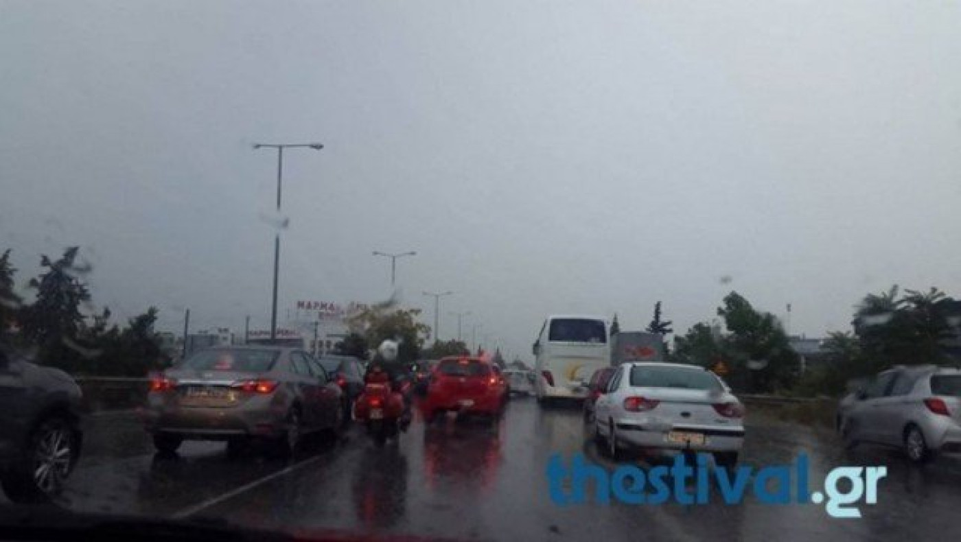 Η καταρρακτώδης βροχή σταμάτησε τα ΙΧ στον Περιφερειακό (ΒΙΝΤΕΟ)