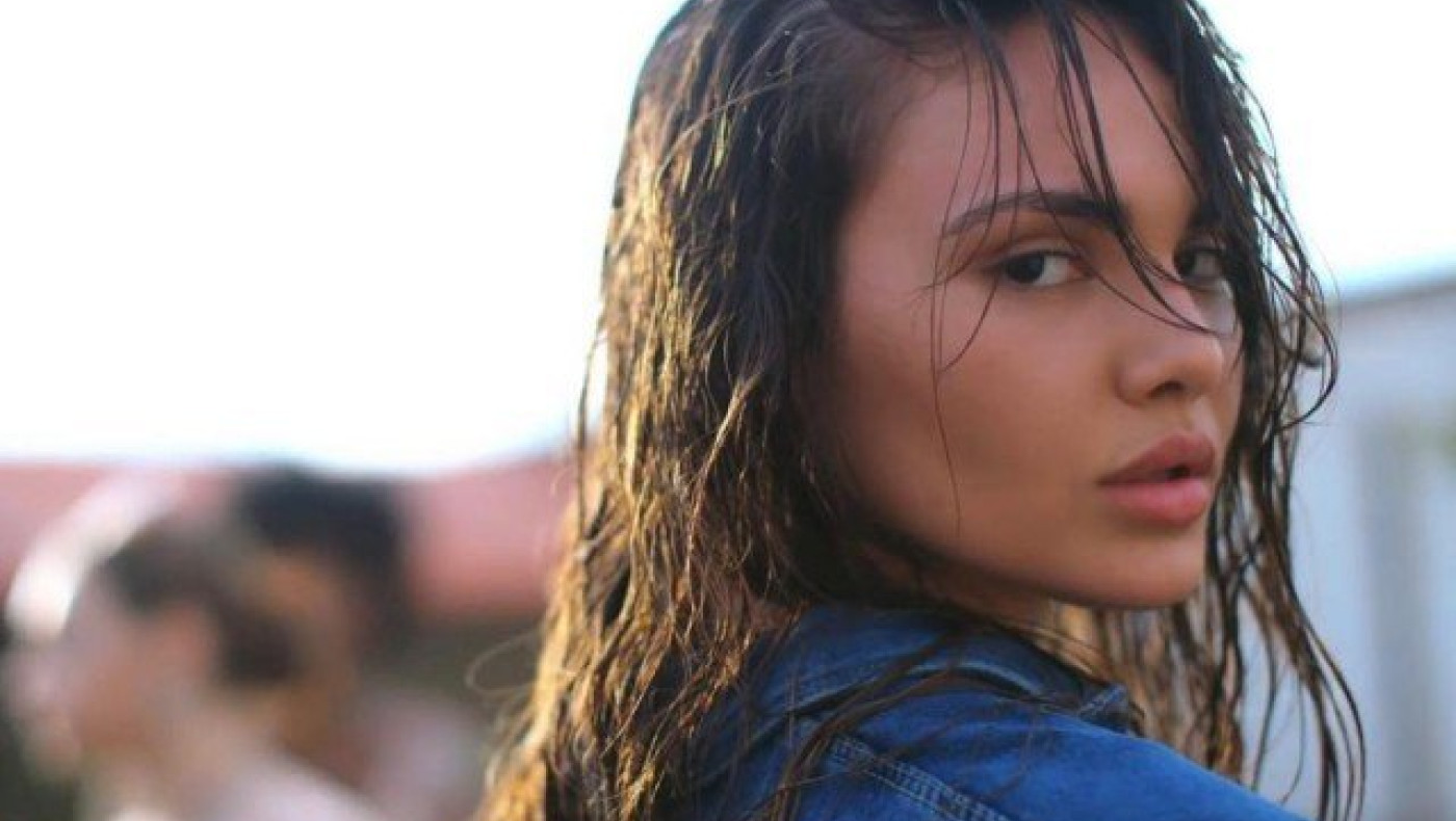 Η καλλονή που τράβηξε τα βλέμματα στο video clip του Αργυρού!