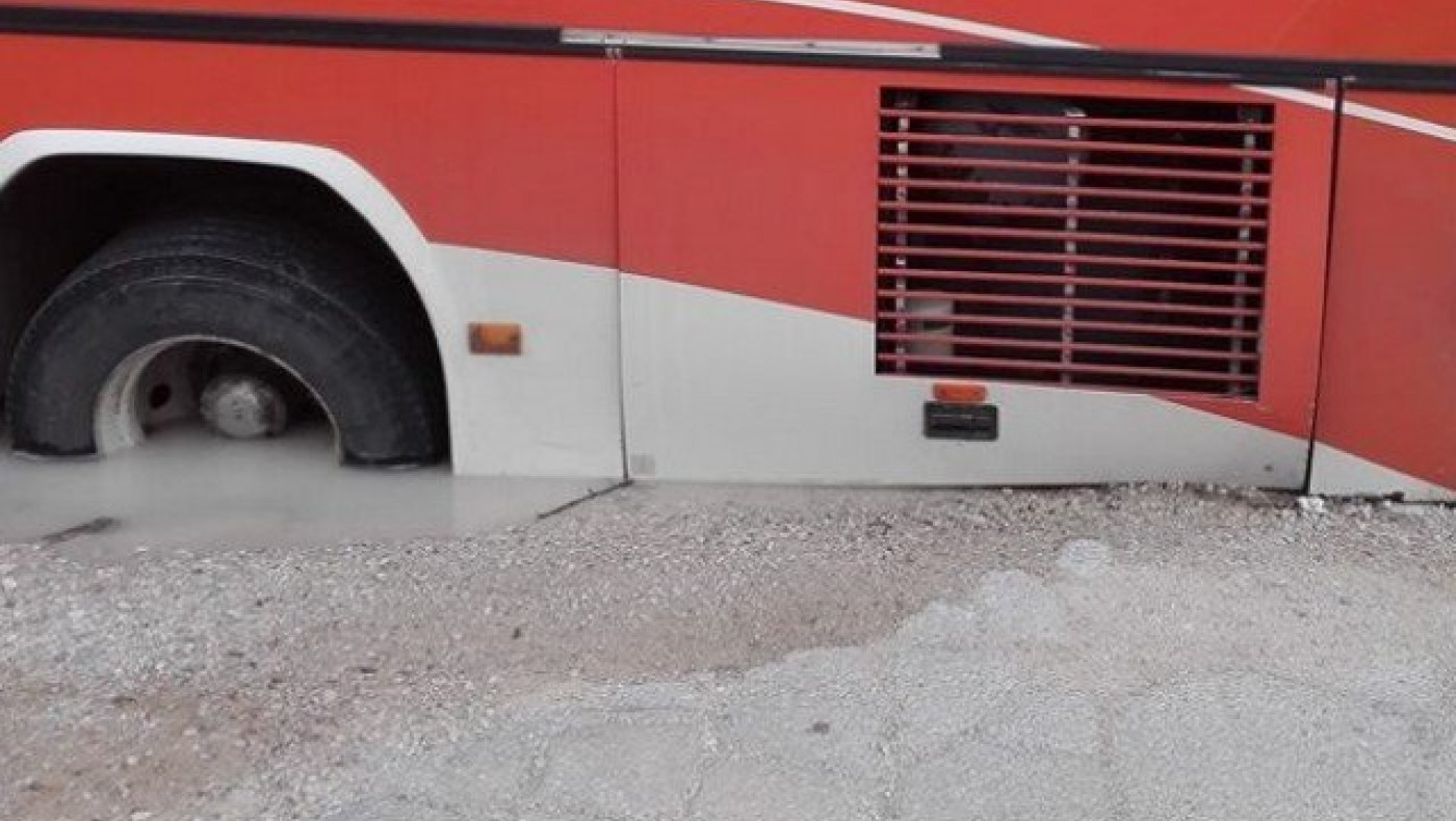 Θεσσαλονίκη: Η άσφαλτος «κατάπιε» λεωφορείο των ΚΤΕΛ (ΦΩΤΟ)