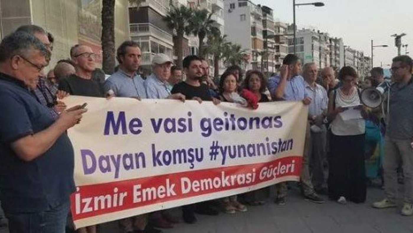Εκδήλωση συμπαράστασης από Τούρκους της Σμύρνης - «Κρατάτε γείτονες»