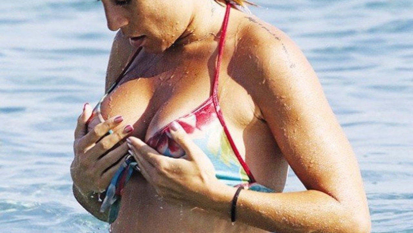 Η «sexy»      Μαρία      Καρλάκη  «λύγισε» την Μύκονο (pics)