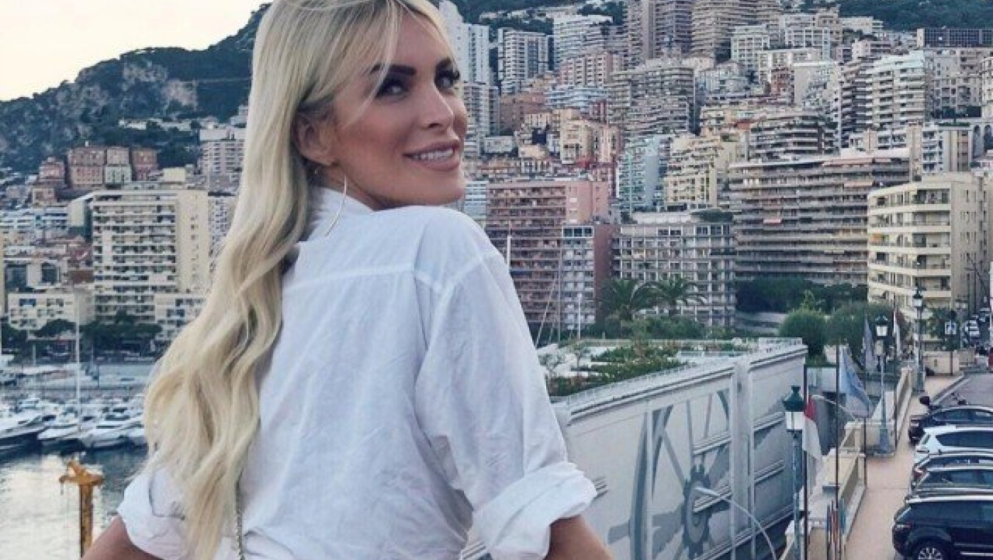 Η Καινούργιου για τις «στημένες» φωτογραφίες με τον σύντροφό της