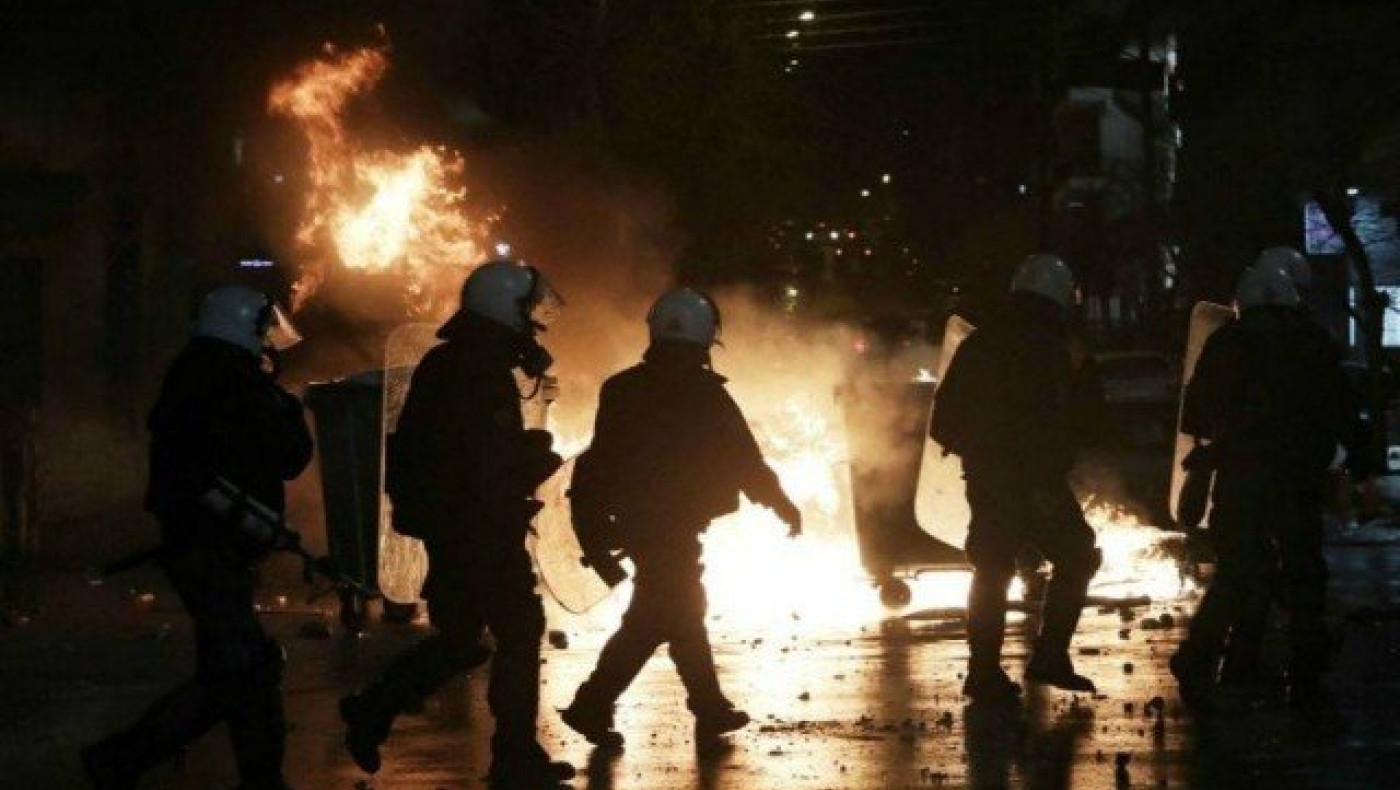 Η επίθεση με μολότοφ και τα επεισόδια έξω από το Καραϊσκάκη (vid)