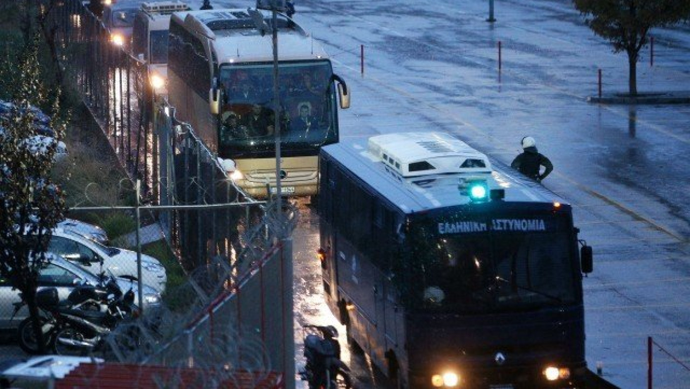 Με συνοδεία από κλούβες έφτασε η αποστολή του ΠΑΟΚ στο Καραϊσκάκης (v)