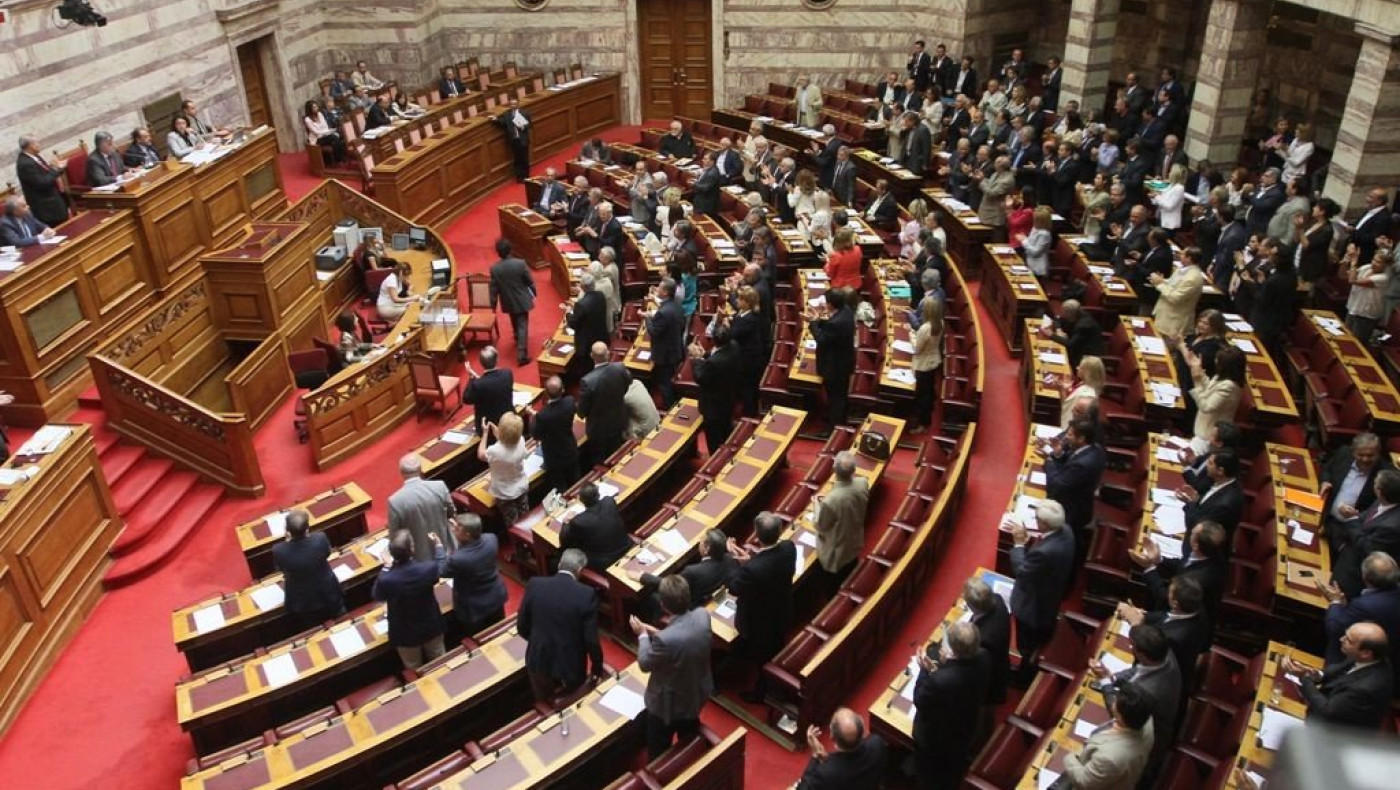 Εμφανίστηκε με κόκκινο μπαλόνι στη Βουλή και πυροδότησε αντιδράσεις! 