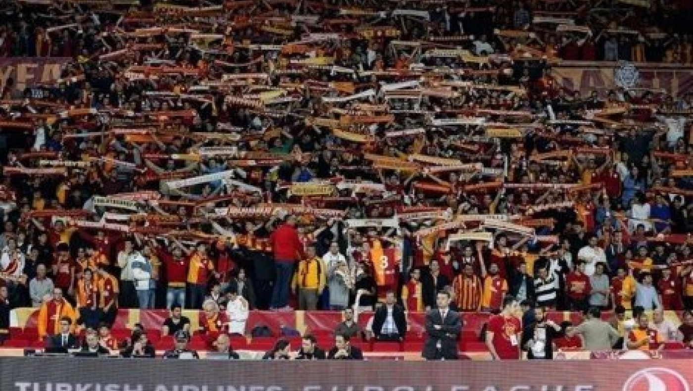 Απρέπεια των οπαδών της Γαλατά, αποδοκίμασαν στο ένα λεπτό σιγής (VIDEO)