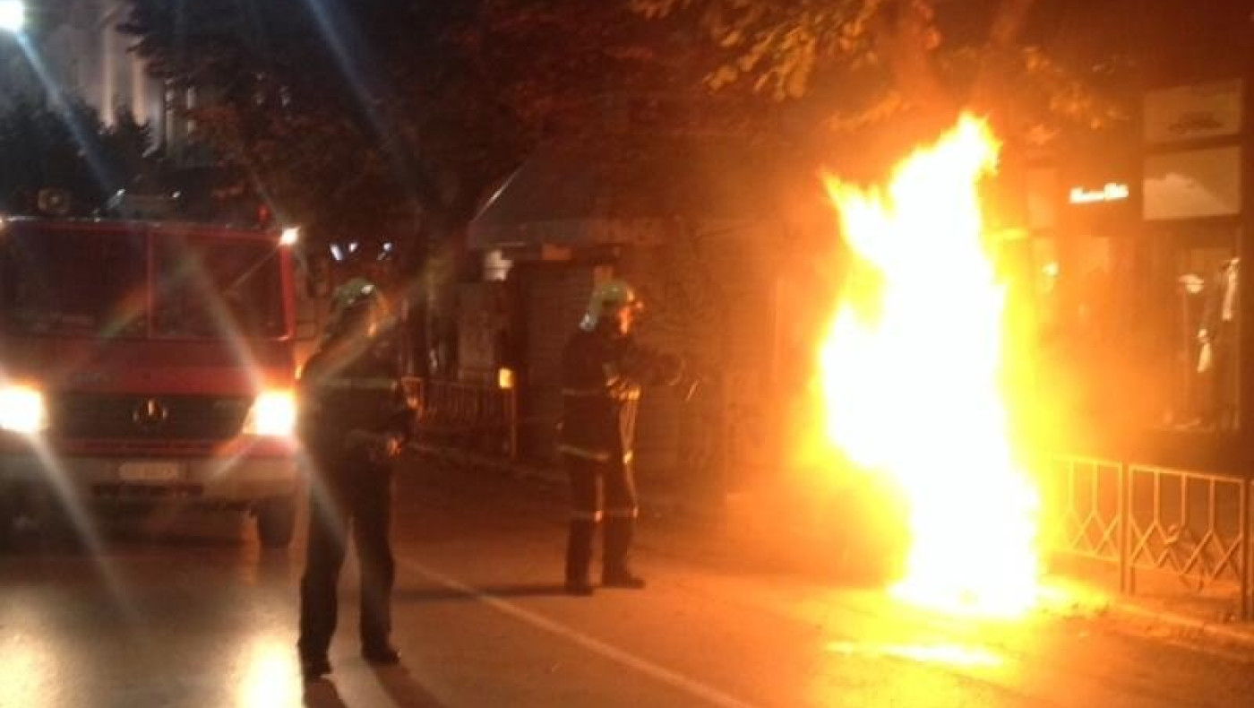 Στις φλόγες κάδοι στο κέντρο της Θεσσαλονίκης, επενέβη η Πυροσβεστική (video)
