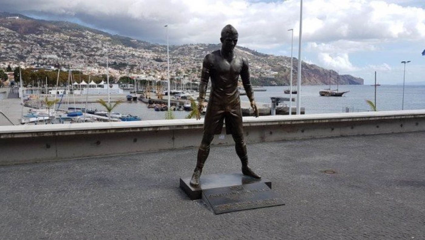 Το άγαλμα του Κριστιάνο στη Μαδέιρα που φωτίζει.... ιδιαίτερα! (pics)