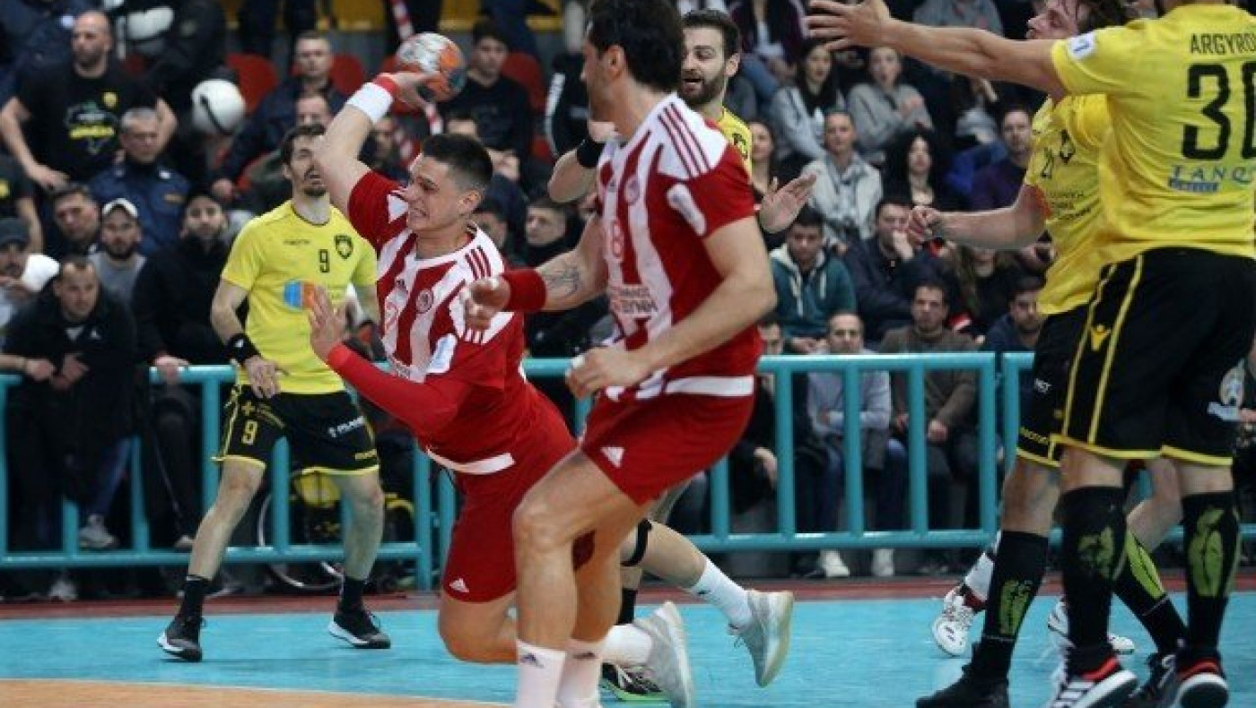 Το σήκωσε ο Ολυμπιακός, 23-13 την                  ΑΕΚ
