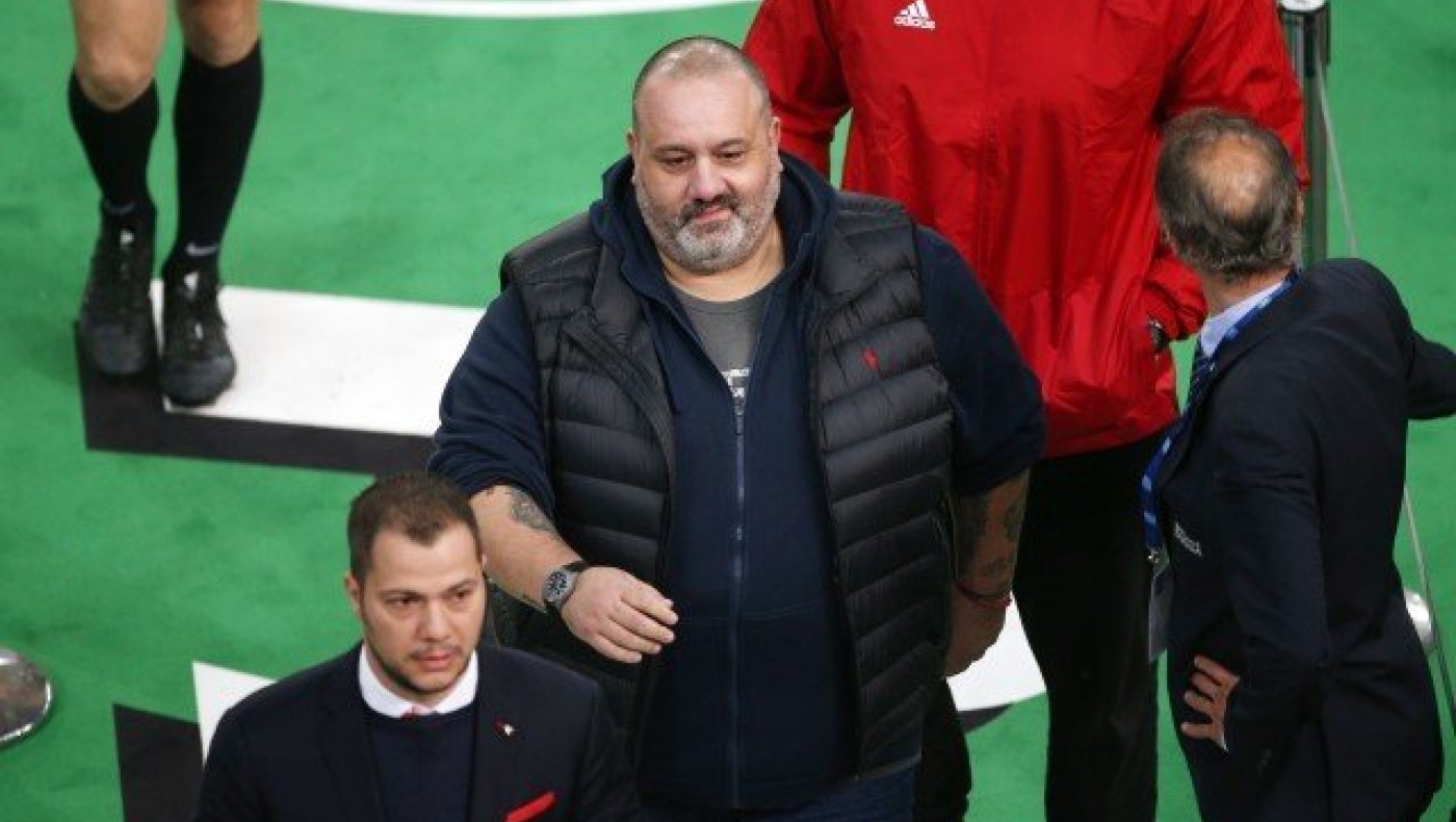 ΒΙΝΤΕΟ: Τα φιλάκια του Καραπαπά στην κερκίδα μετά    τη διακοπή