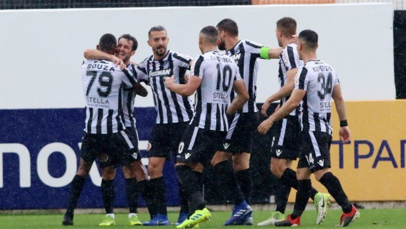 ΒΑΖ-εις ένα και                 κάνεις βήμα παραμονής!