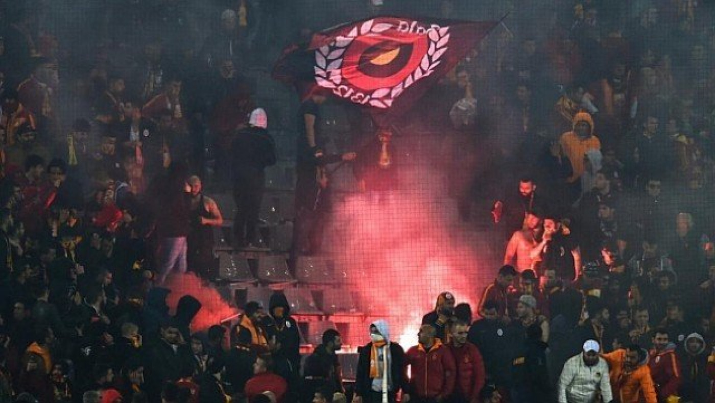 Αυτοκίνητο παρέσυρε οπαδούς της Γαλατάσαραϊ     (vid)