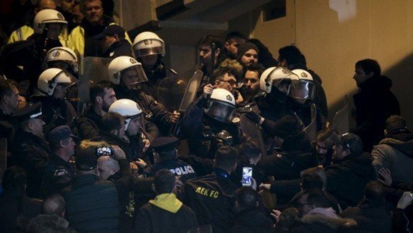 Επίθεση ΑΕΚτσήδων σε πούλμαν με οπαδούς                του ΠΑΟΚ