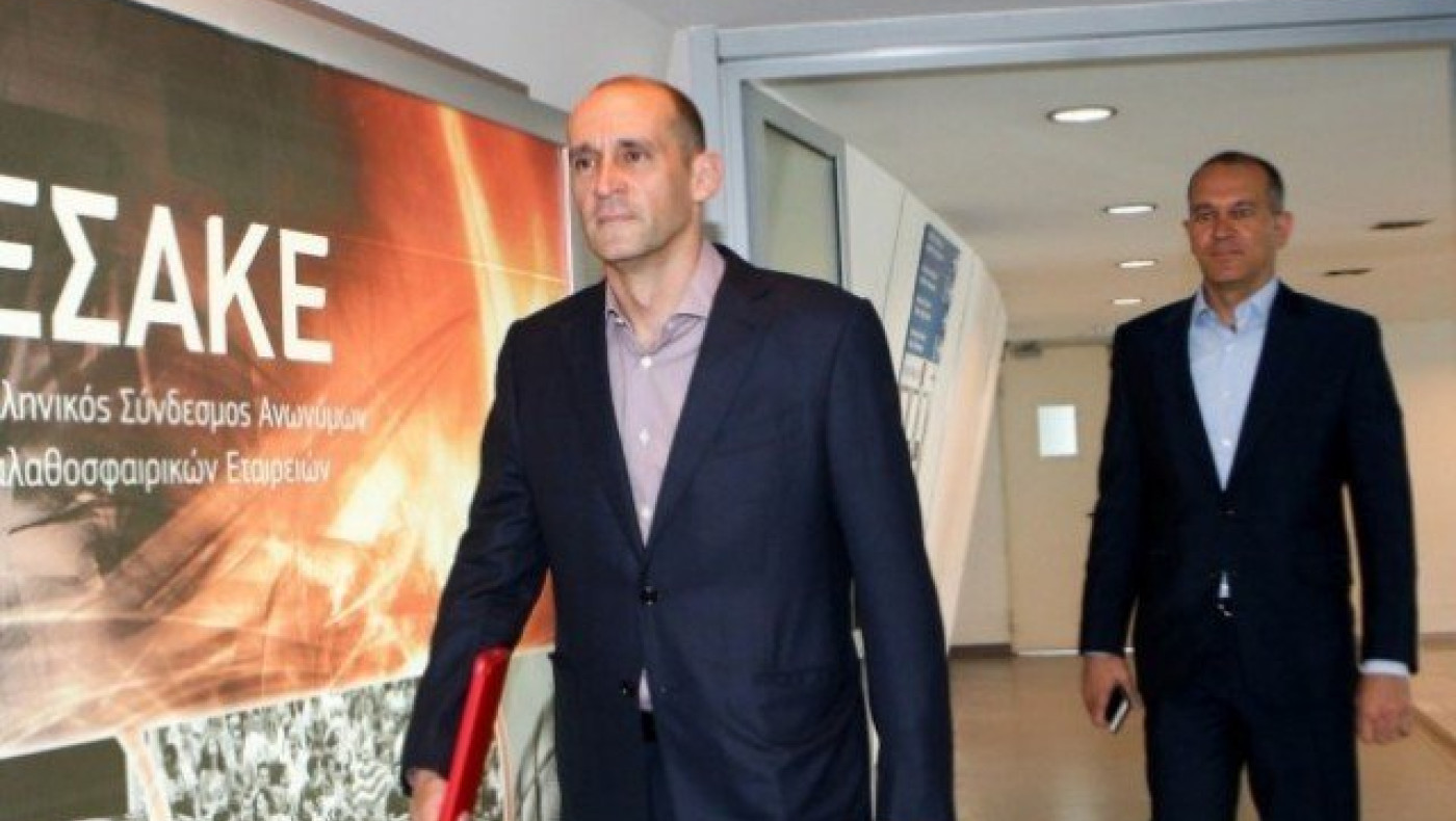 Δεν κατεβαίνει ο                      Ολυμπιακός, πέφτει στην Α2