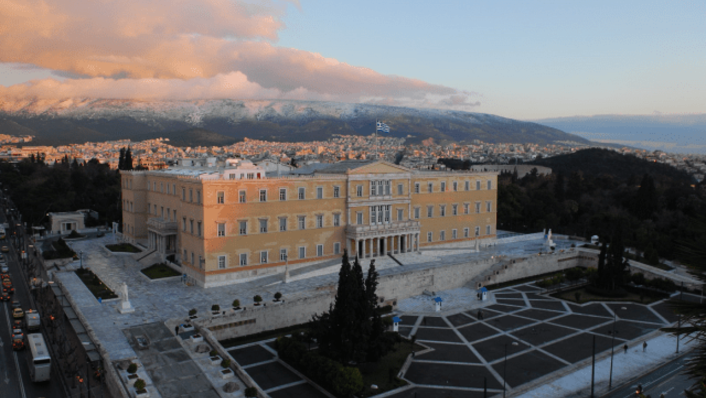 Επίθεση αγνώστων με μπογιές και καπνογόνα στη Βουλή (ΦΩΤΟ)
