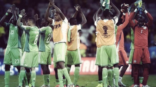 Ο διαιτητής πανηγυρίζει με τη Νιγηρία