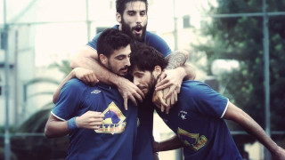 Κότες, φέρετρα και... ξύλο! (videos)