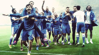 Με το διαβατήριο στο στόμα