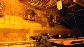 Διμοιρία των ΜΑΤ προσπάθησε να εισβάλλει σε πολυκατοικία (video)