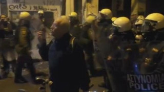 Απίστευτος παππούς, απευθύνεται στα ΜΑΤ (video)