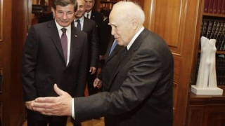 Παπούλιας σε Νταβούντογλου: Πρέπει να είμαστε καλοί γείτονες