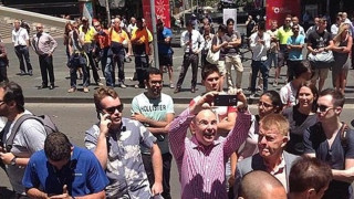 Βγάζουν selfie έξω από την καφετέρια με τους ομήρους στο Σίδνεϊ! (pics)