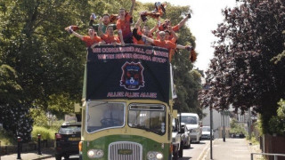 Ερασιτεχνική ομάδα στην Αγγλία πλήρωσε 4.000 λίρες και έκανε παρέλαση!
