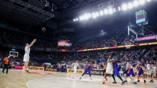 Απίθανο τρίποντο από τον Κάρολ με περιγραφή σε όλες τις γλώσσες!!!