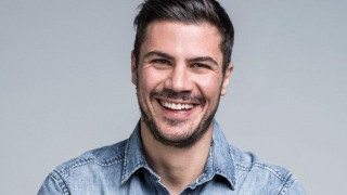 Η     εντυπωσιακή     νέα σύντροφος του Άκη Πετρετζίκη  (photo)