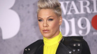 Pink: Συνετρίβη το αεροσκάφος της και τυλίχτηκε στις φλόγες