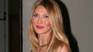 Η Αγγελική Ηλιάδη                           topless στην πισίνα (ΦΩΤΟ)