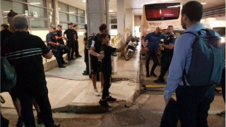 Νεαροί ΑΕΚτζήδες ζητούσαν αυτόγραφα από τους αστέρες του ΠΑΟΚ (Pic)