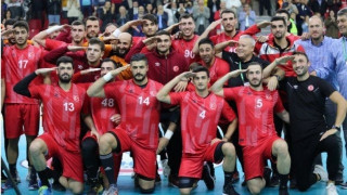 Τούρκοι παίκτες του Ολυμπιακού και της ΑΕΚ χαιρέτησαν στρατιωτικά