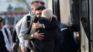 Η εγκάρδια αγκαλιά Φερέιρα με Ιβάν κατά την άφιξη του ΠΑΟΚ!