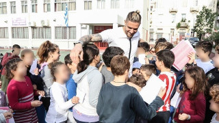 Η επίσκεψη Πασχαλάκη-Κούτρη σε σχολείο του  Πειραιά (video)