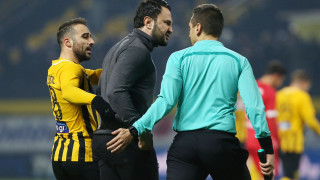 Έξαλλος ο Καρυπίδης, τα «έχωσε» στο ημίχρονο στους διαιτητές