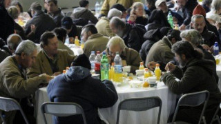 Στρώνουν εορταστικά τραπέζια για άστεγους και άπορους στη Θεσσαλονίκη