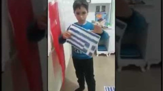Αγοράκι από την Τουρκία πατά και σκίζει την ελληνική σημαία