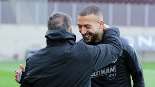 Η αγκαλιά Ελ Καντουρί-Κούγια στην προθέρμανση του ΑΕΛ-ΠΑΟΚ