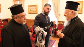 O ΣΦ ΠΑΟΚ Αννόβερου έδωσε κασκόλ στον Πατριάρχη