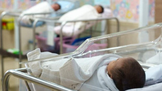 Ξεκινούν αύριο οι αιτήσεις για το επίδομα γέννας
